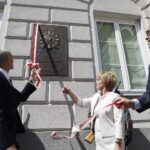 14.08.2020 Kielce. Odsłonięcie tablicy na murze urzędu miasta upamiętniającej Bitwę Warszawską i Bitwę Nad Niemnem. Od lewej prezydent Kielc Bogdan Wenta, naczelnik kieleckiej delegatury IPN Dorota Koczwańska-Kalita i naczelnik Oddziałowego  Biura  Upamiętniania Walk i Męczeństwa IPN w Krakowie dr Maciej Korkuć / Jarosław Kubalski / Radio Kielce