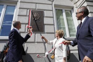 14.08.2020 Kielce. Odsłonięcie tablicy na murze urzędu miasta upamiętniającej Bitwę Warszawską i Bitwę Nad Niemnem. Od lewej prezydent Kielc Bogdan Wenta, naczelnik kieleckiej delegatury IPN Dorota Koczwańska-Kalita i naczelnik Oddziałowego Biura Upamiętniania Walk i Męczeństwa IPN w Krakowie dr Maciej Korkuć / Jarosław Kubalski / Radio Kielce