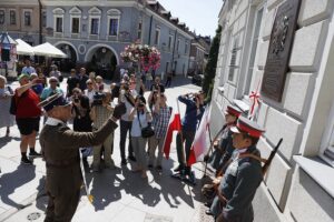 14.08.2020 Kielce. Odsłonięcie tablicy na murze urzędu miasta upamiętniającej Bitwę Warszawską i Bitwę Nad Niemnem / Jarosław Kubalski / Radio Kielce