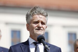 14.08.2020 Kielce. Odsłonięcie tablicy na murze urzędu miasta upamiętniającej Bitwę Warszawską i Bitwę Nad Niemnem. Senator Krzysztof Słoń / Jarosław Kubalski / Radio Kielce