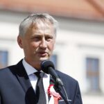 14.08.2020 Kielce. Odsłonięcie tablicy na murze urzędu miasta upamiętniającej Bitwę Warszawską i Bitwę Nad Niemnem. Wojewoda Zbigniew Koniusz / Jarosław Kubalski / Radio Kielce