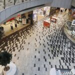 07.11.2020 Kielce. Zamknięte sklepy w galerii handlowej Korona / Jarosław Kubalski / Radio Kielce