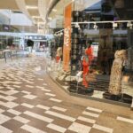 07.11.2020 Kielce. Zamknięte sklepy w galerii handlowej Korona / Jarosław Kubalski / Radio Kielce