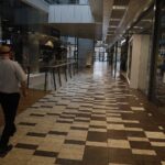 07.11.2020 Kielce. Zamknięte sklepy w galerii handlowej Korona / Jarosław Kubalski / Radio Kielce