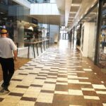 07.11.2020 Kielce. Zamknięte sklepy w galerii handlowej Korona / Jarosław Kubalski / Radio Kielce