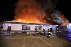 24.08.2020. Kielce. Pożar marketu Lidl przy ul. Piekoszowskiej / Jarosław Kubalski / Radio Kielce