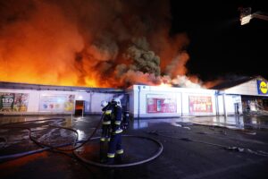 24.08.2020. Kielce. Pożar marketu Lidl przy ul. Piekoszowskiej / Jarosław Kubalski / Radio Kielce