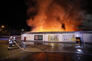 24.08.2020. Kielce. Pożar marketu Lidl przy ul. Piekoszowskiej / Jarosław Kubalski / Radio Kielce