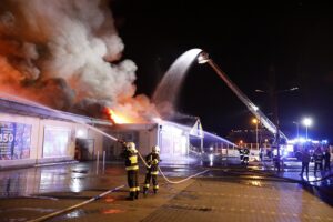 24.08.2020. Kielce. Pożar marketu Lidl przy ul. Piekoszowskiej / Jarosław Kubalski / Radio Kielce