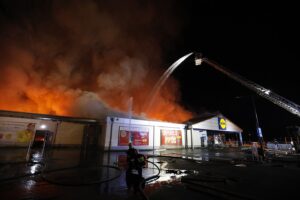 24.08.2020. Kielce. Pożar marketu Lidl przy ul. Piekoszowskiej / Jarosław Kubalski / Radio Kielce