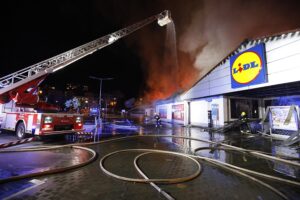 24.08.2020. Kielce. Pożar marketu Lidl przy ul. Piekoszowskiej / Jarosław Kubalski / Radio Kielce