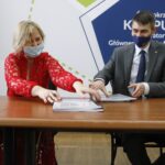 31.12.2020. Warszawa. Podpisanie umowy na budowę kampusu Głównego Urzędu Miar. Na zdjęciu (od lewej): Anna Bartela - firma budowlana Anna-Bud i Łukasz Bryła - Główny Urząd Miar / Jarosław Kubalski / Radio Kielce