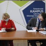 31.12.2020. Warszawa. Podpisanie umowy na budowę kampusu Głównego Urzędu Miar. Na zdjęciu (od lewej): Anna Bartela - firma budowlana Anna-Bud i Łukasz Bryła - Główny Urząd Miar / Jarosław Kubalski / Radio Kielce