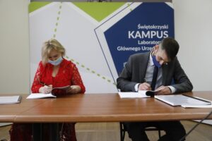 31.12.2020. Warszawa. Podpisanie umowy na budowę kampusu Głównego Urzędu Miar. Na zdjęciu (od lewej): Anna Bartela - firma budowlana Anna-Bud i Łukasz Bryła - Główny Urząd Miar / Jarosław Kubalski / Radio Kielce