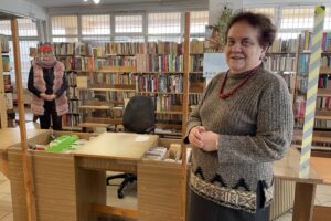 18.01.2021. Sandomierz. Na zdjęciu (od lewej): Katarzyna Ciźla pracownik biblioteki i Barbara Rożek dyrektor. / Grażyna-Szlęzak-Wójcik / Radio Kielce