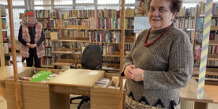 18.01.2021. Sandomierz. Na zdjęciu (od lewej): Katarzyna Ciźla pracownik biblioteki i Barbara Rożek dyrektor. / Grażyna-Szlęzak-Wójcik / Radio Kielce