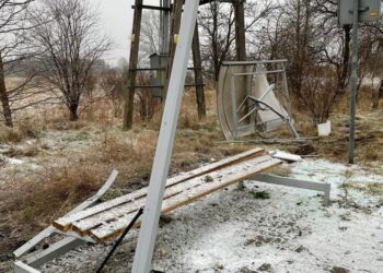 09.01.2021. Odrowążek. Kieorwca samochodu osobowego wjechał w wiatę przystankową / Policja