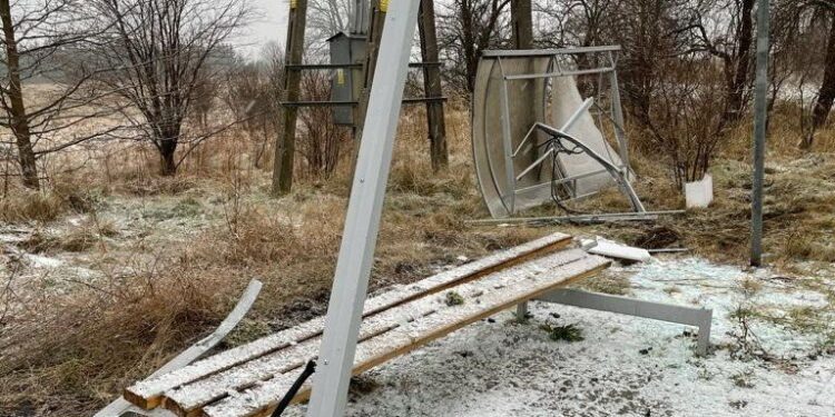 09.01.2021. Odrowążek. Kieorwca samochodu osobowego wjechał w wiatę przystankową / Policja