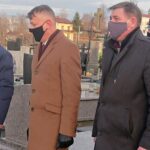 23.01.2021. Mirzec. Złożenie kwiatów na grobie Józefa Prendowskiego. Na zdjęciu (od lewej): radny Dariusz Stachowicz, Mirosław Seweryn - wójt gminy Mirzec, Jan Zawisza - przewodniczący Rady Gminy w Mircu / Anna Głąb / Radio Kielce
