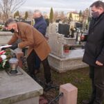 23.01.2021. Mirzec. Złożenie kwiatów na grobie Józefa Prendowskiego. Na zdjęciu (od lewej):  Mirosław Seweryn - wójt gminy Mirzec, radny Dariusz Stachowicz, Jan Zawisza - przewodniczący Rady Gminy w Mircu / Anna Głąb / Radio Kielce