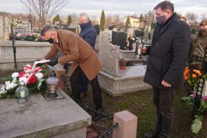 23.01.2021. Mirzec. Złożenie kwiatów na grobie Józefa Prendowskiego. Na zdjęciu (od lewej): Mirosław Seweryn - wójt gminy Mirzec, radny Dariusz Stachowicz, Jan Zawisza - przewodniczący Rady Gminy w Mircu / Anna Głąb / Radio Kielce