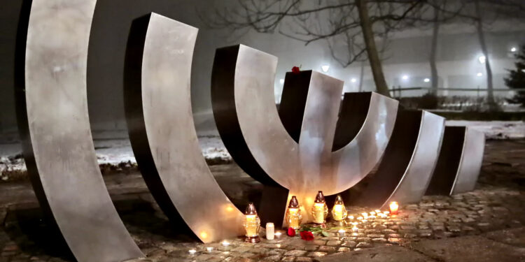 Międzynarodowy Dzień Pamięci o Ofiarach Holocaustu. Zapalenie zniczy przed pomnikiem "Menora", przy Alei IX Wieków Kielc. / Marzena Mąkosa / Radio Kielce