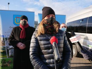 12.01.2021 Kunów. Przekazanie nowego autobusu dla dzieci niepełnosprawnych. Na zdjęciu Agnieszka Rogalińska - członek zarządu powiatu ostrowieckiego / Emilia Sitarska / Radio Kielce