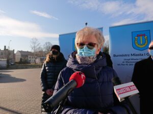 12.01.2021 Kunów. Przekazanie nowego autobusu dla dzieci niepełnosprawnych. Na zdjęciu Barbara Cudzik - dyrektor PCPR w Ostrowcu Św. / Emilia Sitarska / Radio Kielce