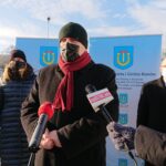 12.01.2021 Kunów. Przekazanie nowego autobusu dla dzieci niepełnosprawnych.  Na zdjęciu Lech Łodej - burmistrz Kunowa / Emilia Sitarska / Radio Kielce