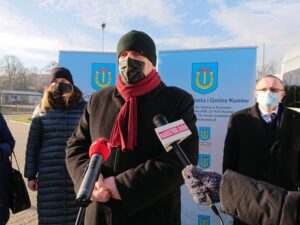 12.01.2021 Kunów. Przekazanie nowego autobusu dla dzieci niepełnosprawnych. Na zdjęciu Lech Łodej - burmistrz Kunowa / Emilia Sitarska / Radio Kielce