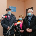 04.01.2021 Ostrowiec Świętokrzyski. Pierwsze szczepienia przeciwko COVID-19 w szpitalu. Na zdjęciu od lewej Andrzej Gruza - dyrektor naczelny ZOZ w Ostrowcu Św., Teresa Kutwin - pielęgniarka nadzorująca poradnie, Adam Karolik - dyrektor ds. lecznictwa / Emilia Sitarska / Radio Kielce