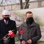 14.01.2021 Ostrowiec Świętokrzyski. Budowa nowej bazy Miejskiego Zakładu Komunikacji przy ul. Samsonowicza. Na zdjęciu od lewej: Od lewej Marian Macias - wykonawca, Jarosław Górczyński - prezydent Ostrowca Świętokrzyskiego / Emilia Sitarska / Radio Kielce