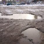 17.01.2021. Ostrowiec Św. Dziury w drodze dojazdowej do trzeciej bramy huty / Emilia Sitarska / Radio Kielce