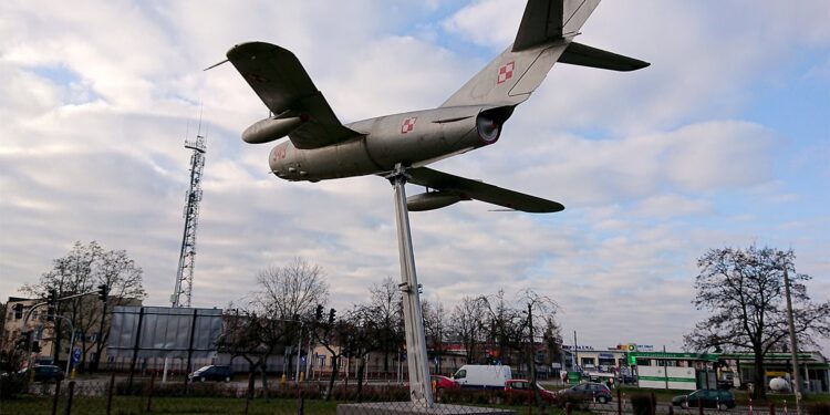 11.01.2021. Ostrowiec Świętokrzyski. Pomnik na osiedlu Pułanki. Samolot MiG-17PF / Emilia Sitarska / Radio Kielce