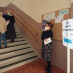 11.01.2021 Ostrowiec Świętokrzyski. Punkt wymazowy dla nauczycieli i obsługi w PSP nr 14 / Emilia Sitarska / Radio Kielce