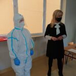 11.01.2021 Ostrowiec Świętokrzyski. Punkt wymazowy dla nauczycieli i obsługi w PSP nr 14 / Emilia Sitarska / Radio Kielce