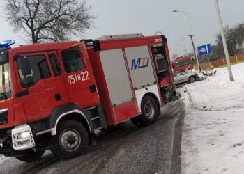 16.01.2021. Ostrowiec Świętokrzyski. Wypadek na ulicy Bałtowskiej / Ratownictwo Powiatu Ostrowieckiego/Facebook