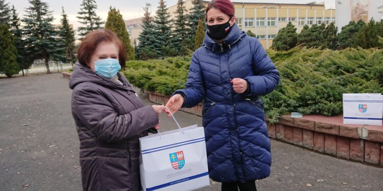 13.01.2021. Ostrowiec Świętokrzyski. Wręczenie pulsoksymetrów UTW. Od lewej Matylda Niewójt - prezes UTW, Magdalena Zieleń - radna sejmiku województwa świętokrzyskiego / Emilia Sitarska / Radio Kielce