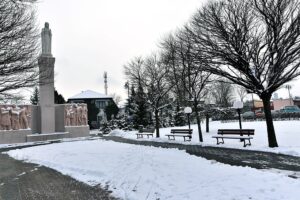 Końskie. W 1946 roku na pustym placu po cerkwi postawiono pomnik upamiętniający wydarzenia obu wojen światowych / Magdalena Galas-Klusek / Radio Kielce