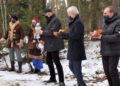22.01.2021. Skarżysko-Kamienna. Zapalenie zniczy przed pomnikiem powstańców styczniowych. Na zdjęciu (od lewej): Robert Bodo - wicedyrektor Muzeum im. Orła Białego, Grzegorz Bień - dyrektor placówki, Krzysztof Myszka - wiceprezydent Skarżyska / Piotr Kołodziejski / Muzeum im. Orła Białego