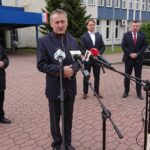 30.05.2020 Starachowice. Konferencja nt. sytuacji w firmie Animex Foods. Na zdjęciu poseł Krzysztof Lipiec, wojewoda Zbigniew Koniusz, dyrektor Animex Foods Zbigniew Nidzgorski, dyr. WSSE Jarosław Ciura / Anna Głąb / Radio Kielce