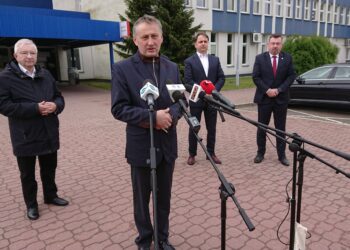 30.05.2020 Starachowice. Konferencja nt. sytuacji w firmie Animex Foods. Na zdjęciu poseł Krzysztof Lipiec, wojewoda Zbigniew Koniusz, dyrektor Animex Foods Zbigniew Nidzgorski, dyr. WSSE Jarosław Ciura / Anna Głąb / Radio Kielce