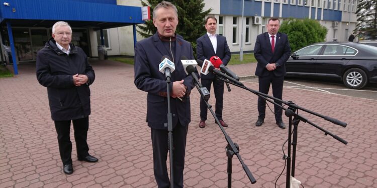 30.05.2020 Starachowice. Konferencja nt. sytuacji w firmie Animex Foods. Na zdjęciu poseł Krzysztof Lipiec, wojewoda Zbigniew Koniusz, dyrektor Animex Foods Zbigniew Nidzgorski, dyr. WSSE Jarosław Ciura / Anna Głąb / Radio Kielce