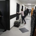 21.01.2021 Kielce. Przeprowadzka Departamentu Kultury i Dziedzictwa Narodowego oraz Departamentu Edukacji, Sportu i Turystyki z budynku przy ulicy Planty do urzędu marszałkowskiego / Jarosław Kubalski / Radio Kielce