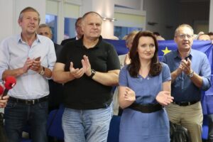 12.07.2020. Kielce. Sztab wyborczy PO. Na zdjęciu (drugi z lewej): Adam Cyrański - poseł KO, Marzena Okła-Drewnowicz - poseł PO / Wiktor Taszłow / Radio Kielce