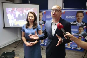 12.07.2020. Kielce. Sztab wyborczy PO. Na zdjęciu (z lewej): Marzena Okła-Drewnowicz - poseł PO, Artur Gierada - lider świętokrzyskich struktur PO / Wiktor Taszłow / Radio Kielce