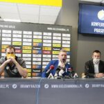 17.06.2020. Kielce. Vive wycofuje się ze sponsorowania piłkarzy ręcznych. Na zdjęciu (od lewej): Andreas Wolff - bramkarz PGE Vive Kielce, Bertus Servaas - prezes PGE Vive Kielce, Paweł Papaj - dyrektor ds. marketingu PGE Vive Kielce / Wiktor Taszłow / Radio Kielce