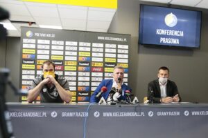 17.06.2020. Kielce. Vive wycofuje się ze sponsorowania piłkarzy ręcznych. Na zdjęciu (od lewej): Andreas Wolff - bramkarz PGE Vive Kielce, Bertus Servaas - prezes PGE Vive Kielce, Paweł Papaj - dyrektor ds. marketingu PGE Vive Kielce / Wiktor Taszłow / Radio Kielce