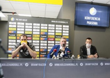 17.06.2020. Kielce. Vive wycofuje się ze sponsorowania piłkarzy ręcznych. Na zdjęciu (od lewej): Andreas Wolff - bramkarz PGE Vive Kielce, Bertus Servaas - prezes PGE Vive Kielce, Paweł Papaj - dyrektor ds. marketingu PGE Vive Kielce / Wiktor Taszłow / Radio Kielce