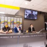 17.06.2020. Kielce. Vive wycofuje się ze sponsorowania piłkarzy ręcznych. Na zdjęciu (od lewej): Andreas Wolff - bramkarz PGE Vive Kielce, Bertus Servaas - prezes PGE Vive Kielce, Paweł Papaj - dyrektor ds. marketingu PGE Vive Kielce / Wiktor Taszłow / Radio Kielce